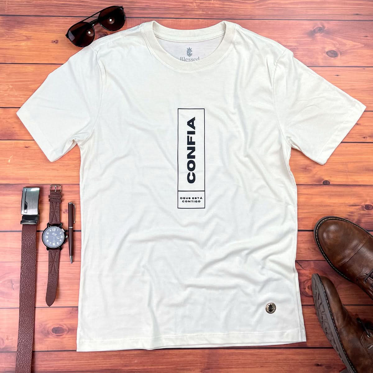 Camiseta Masculina Off White Confia Deus Está Contigo