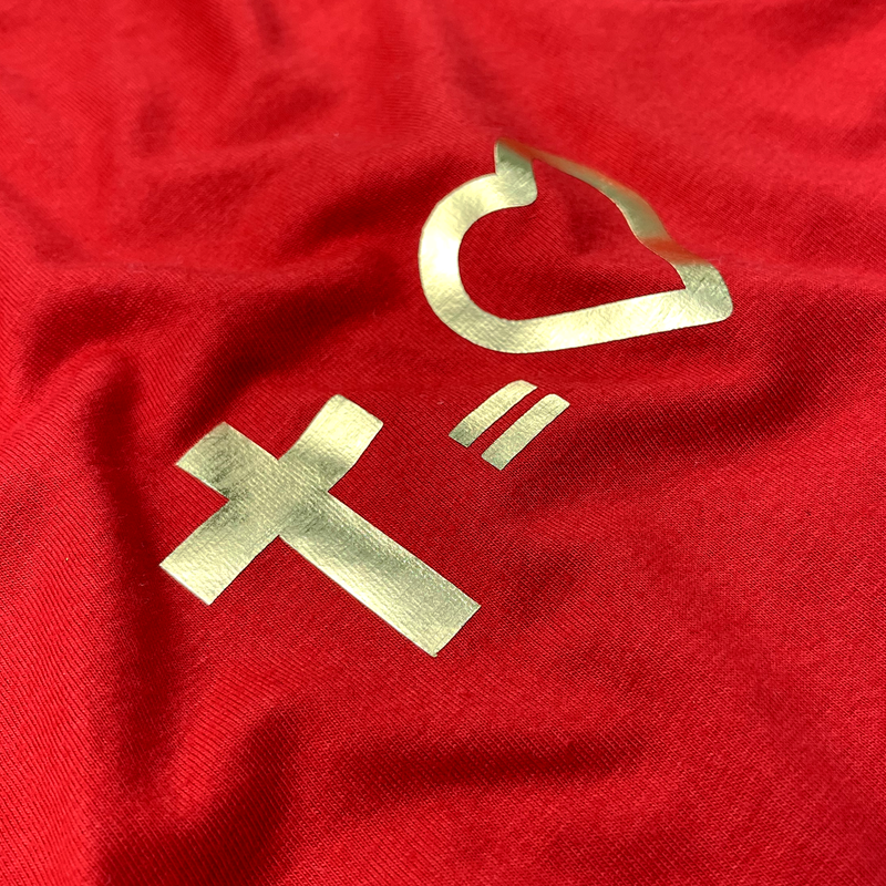 Camiseta Feminina Vermelha Cruz Igual Coração Dourado