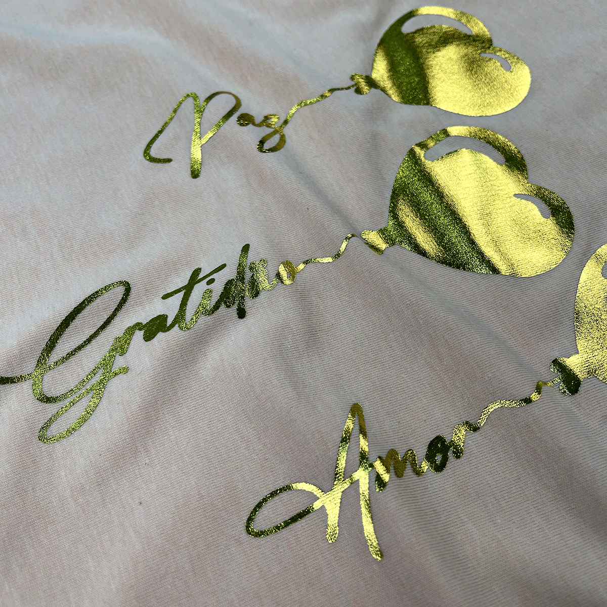 Camiseta Feminina Salmão Coração Paz Amor Dourado