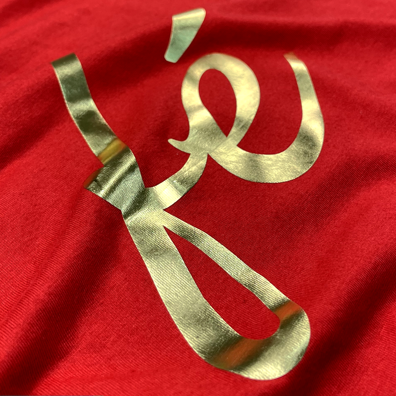 Camiseta Feminina Vermelha Fé Manuscrito Dourado
