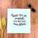 Camiseta Feminina Branca Deus Tem Um Propósito Até Nos Dias Mais Difíceis