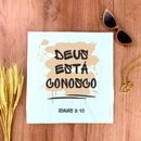 Camiseta Feminina Branca Deus Está Conosco