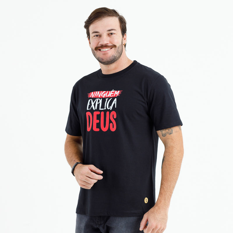 Camiseta Masculina Preta Ninguém explica Deus