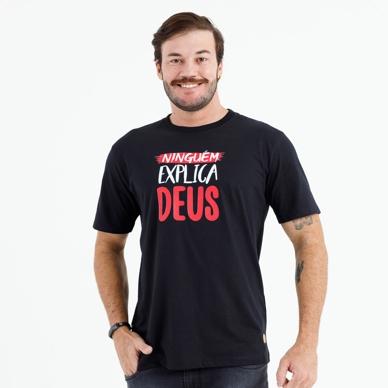 Camiseta Masculina Preta Ninguém explica Deus