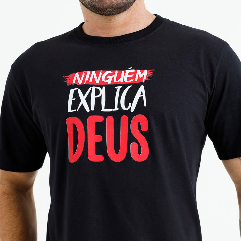 Camiseta Masculina Preta Ninguém explica Deus