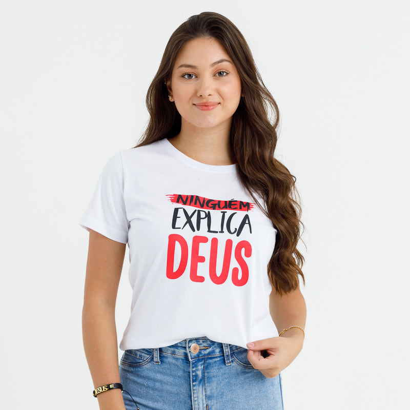 Camiseta Feminina Branca Ninguém Explica Deus