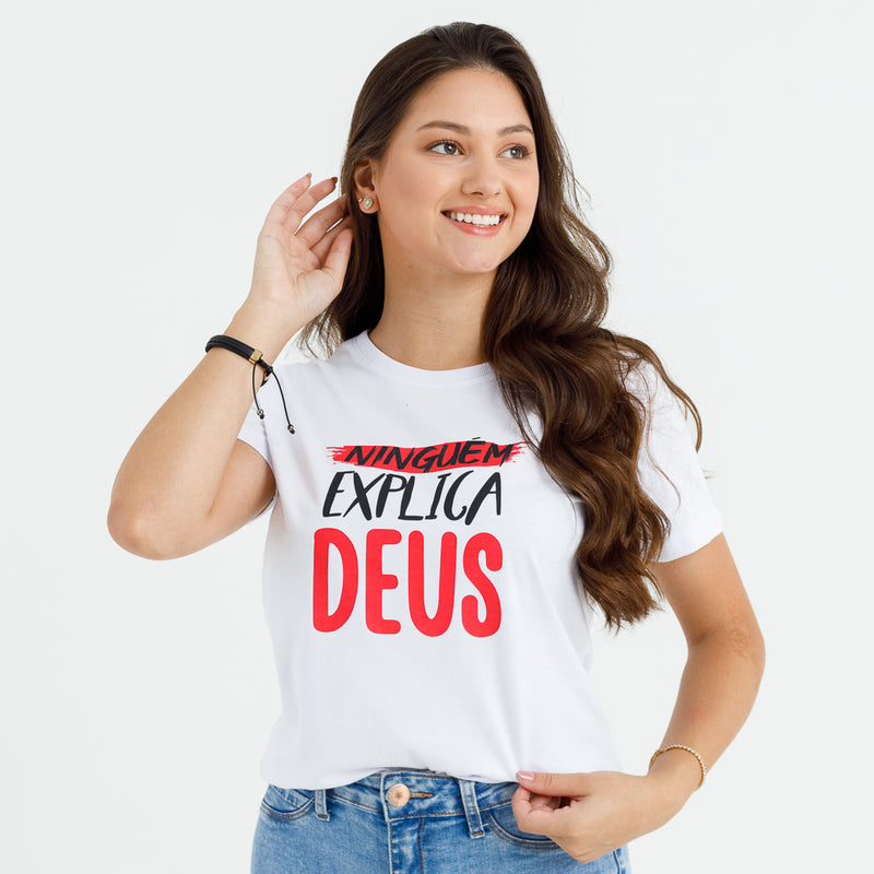 Camiseta Feminina Branca Ninguém Explica Deus