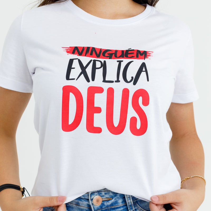 Camiseta Feminina Branca Ninguém Explica Deus