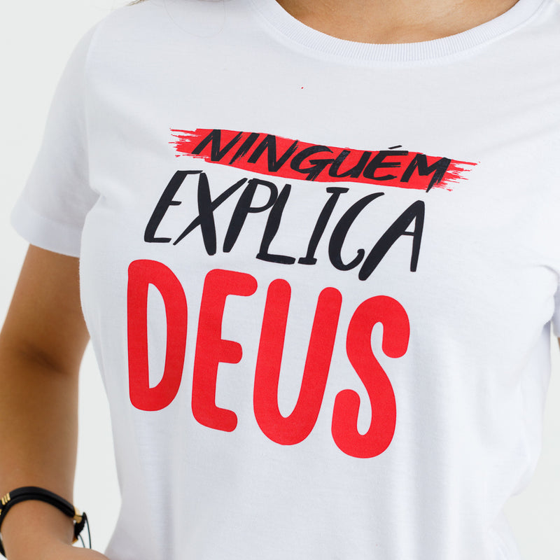 Camiseta Feminina Branca Ninguém Explica Deus