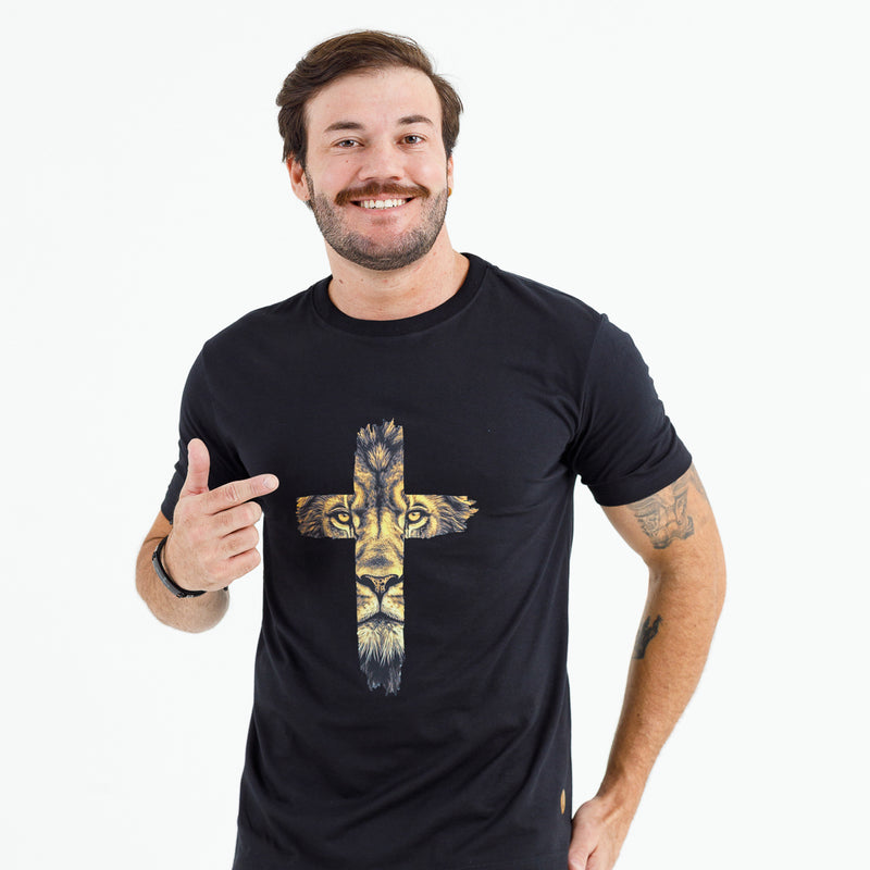 Camiseta Masculina Preta Cruz Leão Dourado