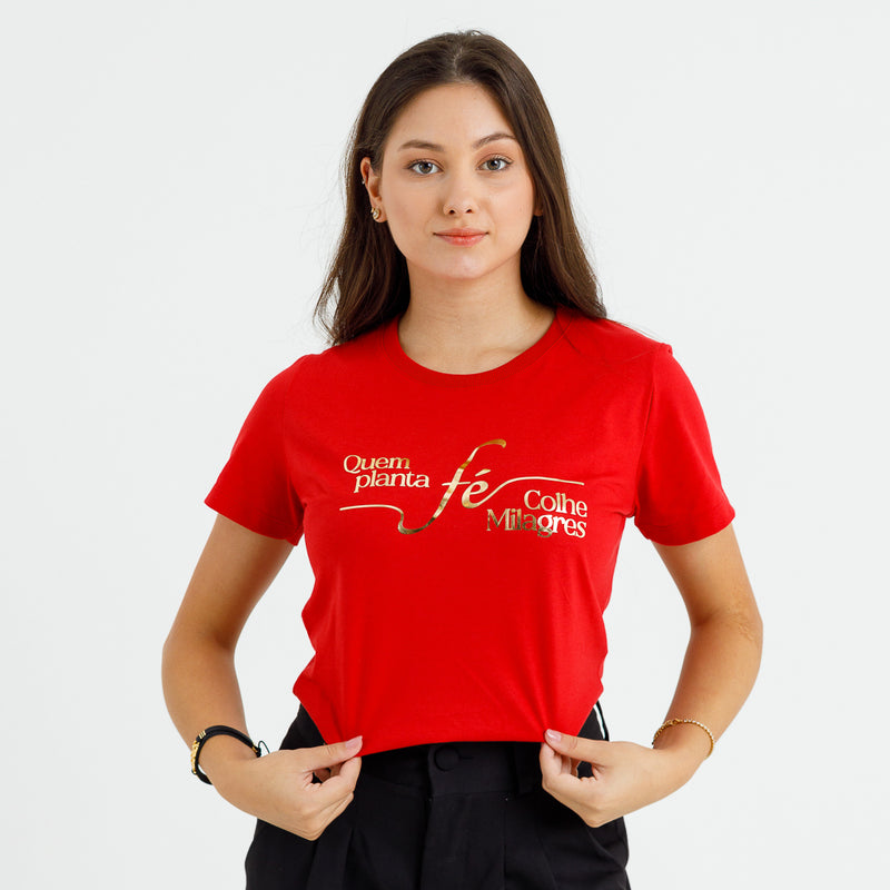 Camiseta Feminina Vermelha Quem Planta Fé Dourado