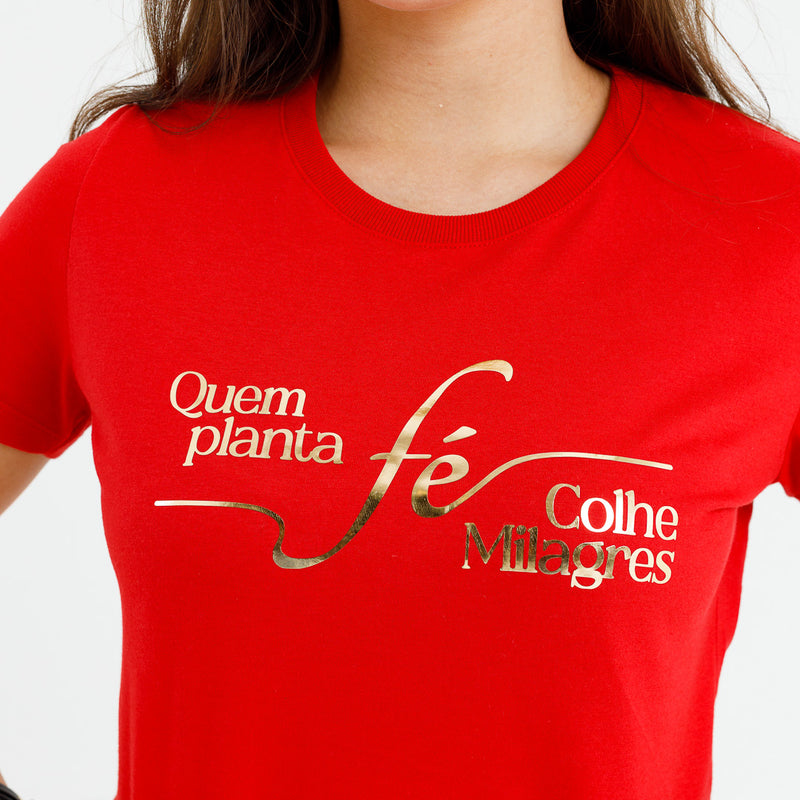 Camiseta Feminina Vermelha Quem Planta Fé Dourado