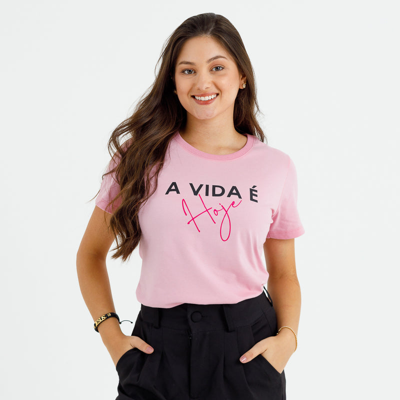 Camiseta Feminina Rosa A Vida É Hoje