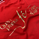 Camiseta Feminina Vermelha Quem Planta Fé Dourado