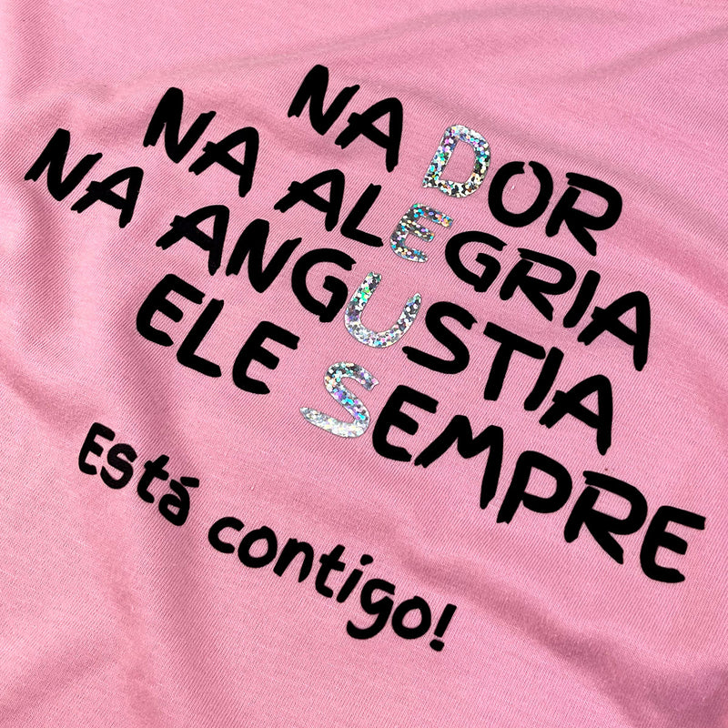 Camiseta Feminina Rosa Na Dor Na Alegria Na Angustia Ele Sempre Está Contigo