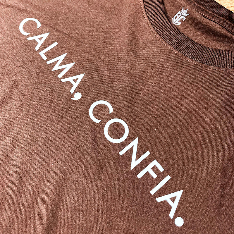 Camiseta Masculina Marrom Calma, Confia.