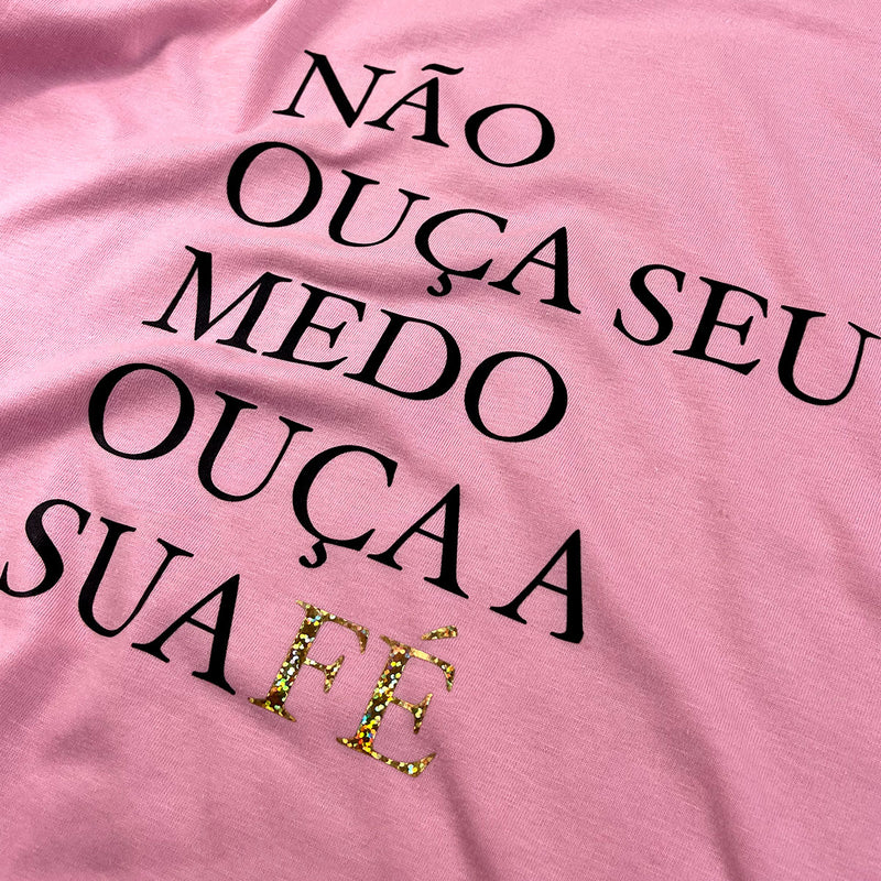 Camiseta Feminina Rosa Não Ouça Seu Medo Ouça A Sua Fé