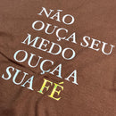 Camiseta Feminina Marrom Não Ouça Seu Medo Ouça Sua Fé