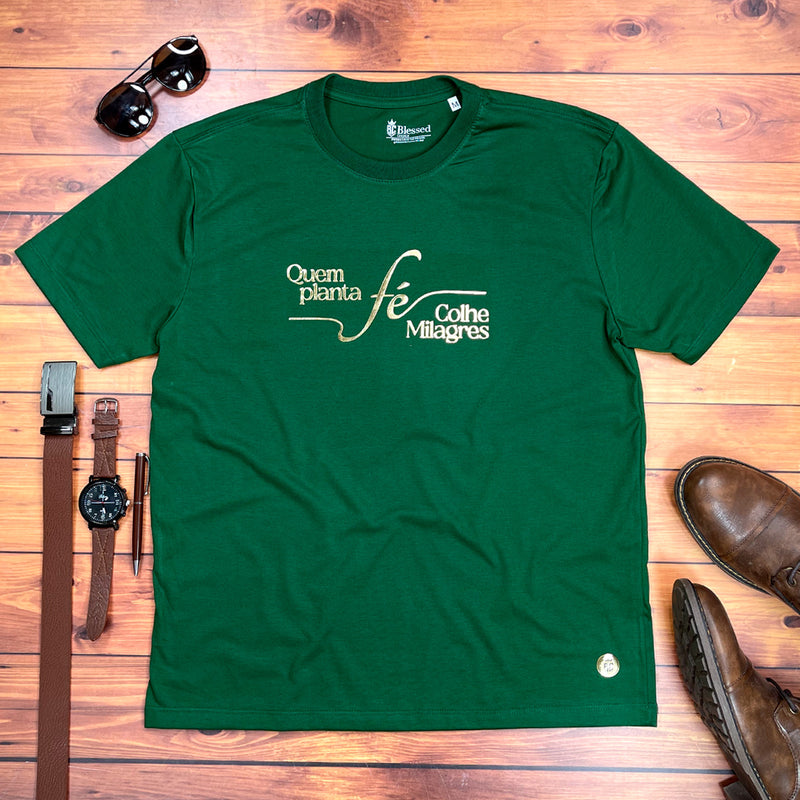 Camiseta Masculina Verde Quem Planta Fé Dourado