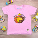 T-Shirt Infantil Rosa Leão Jesus Ele Vive Ele Reina