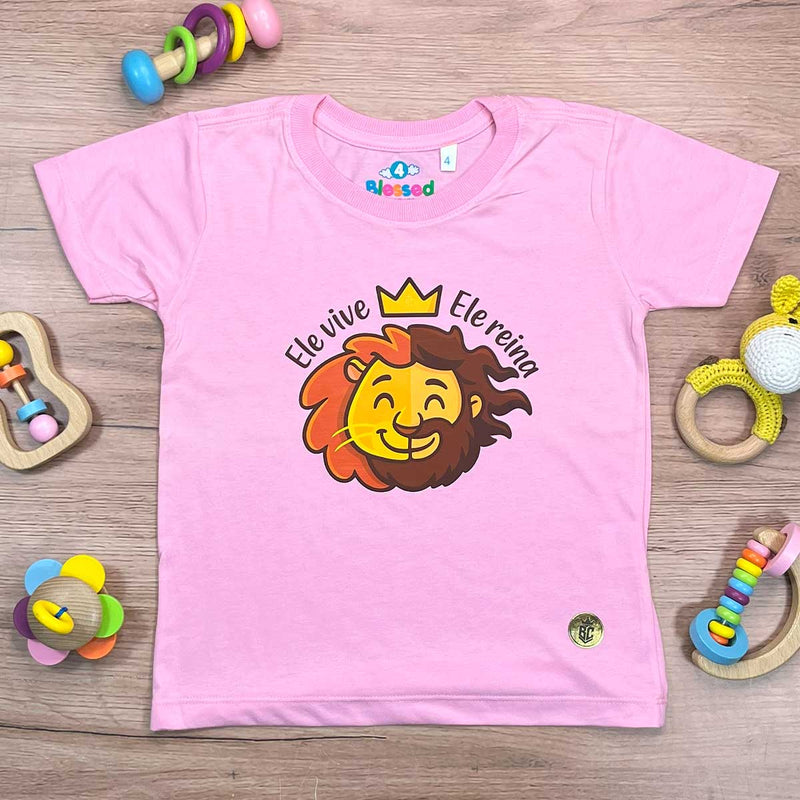 T-Shirt Infantil Rosa Leão Jesus Ele Vive Ele Reina