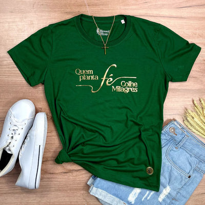 Camiseta Feminina Verde Quem Planta Fé Dourado
