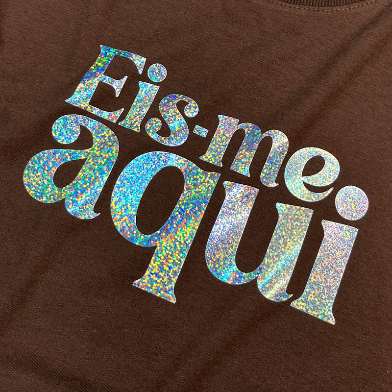 Camiseta Feminina Marrom Eis-me Aqui Brilho