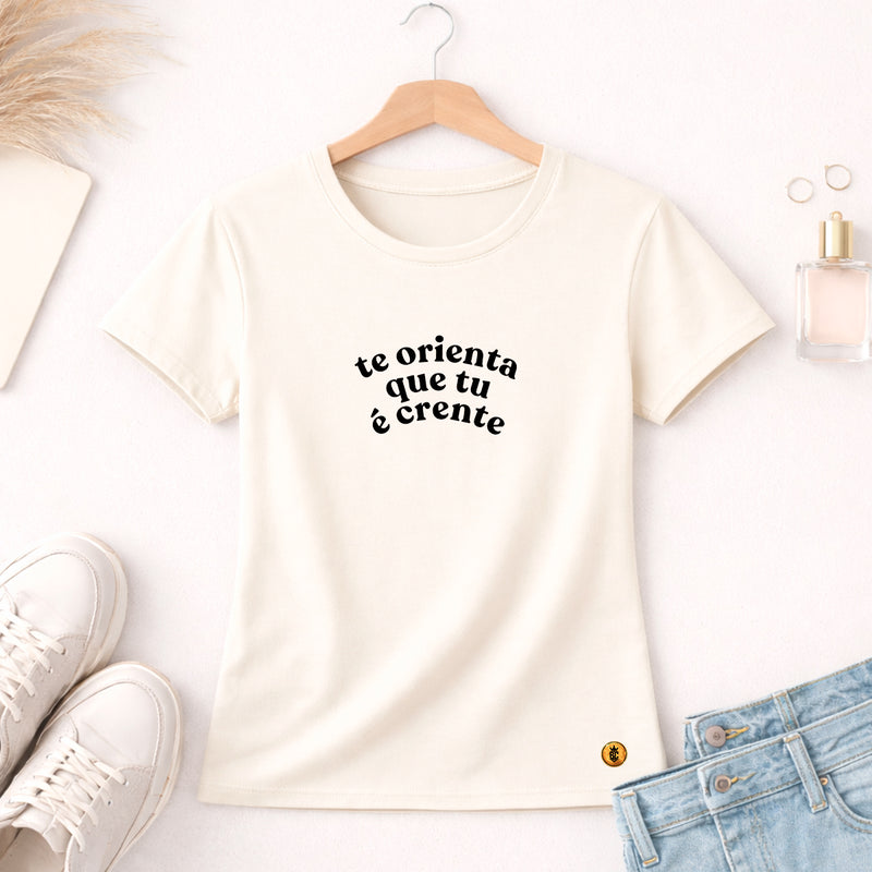 Camiseta Feminina Off WhiteTe Orienta Que tu é Crente