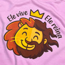 T-Shirt Infantil Rosa Leão Jesus Ele Vive Ele Reina