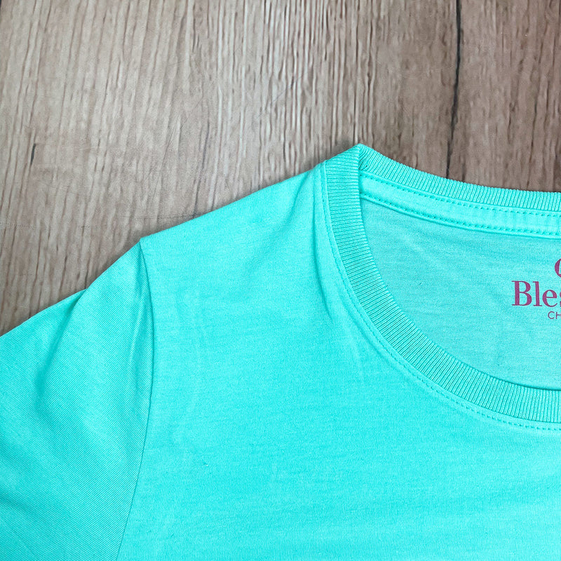 Camiseta Feminina Verde Menta Aplique Jesus Glitter Dourado