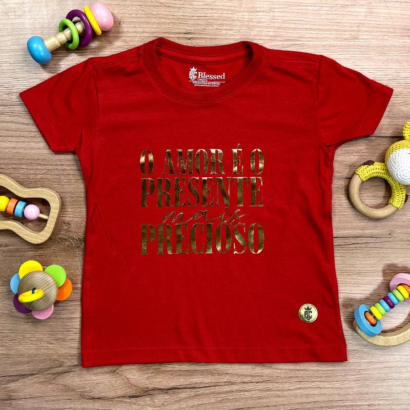 T-Shirt Infantil Vermelha O Amor é o Presente Dourado