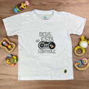 T-Shirt Infantil Branca Deus Está No Controle