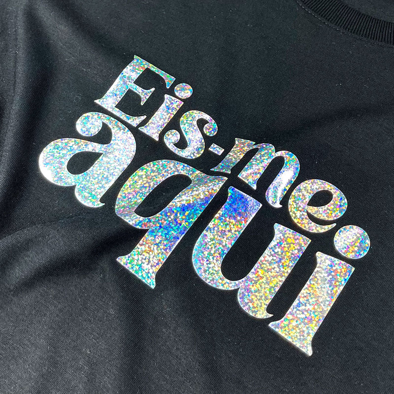 Camiseta Feminina Preta Eis-me Aqui Brilho