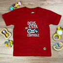 T-Shirt Infantil Vermelha Deus Está No Controle