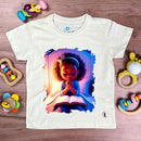 T-Shirt Infantil Off White Menina Orando Bíblia