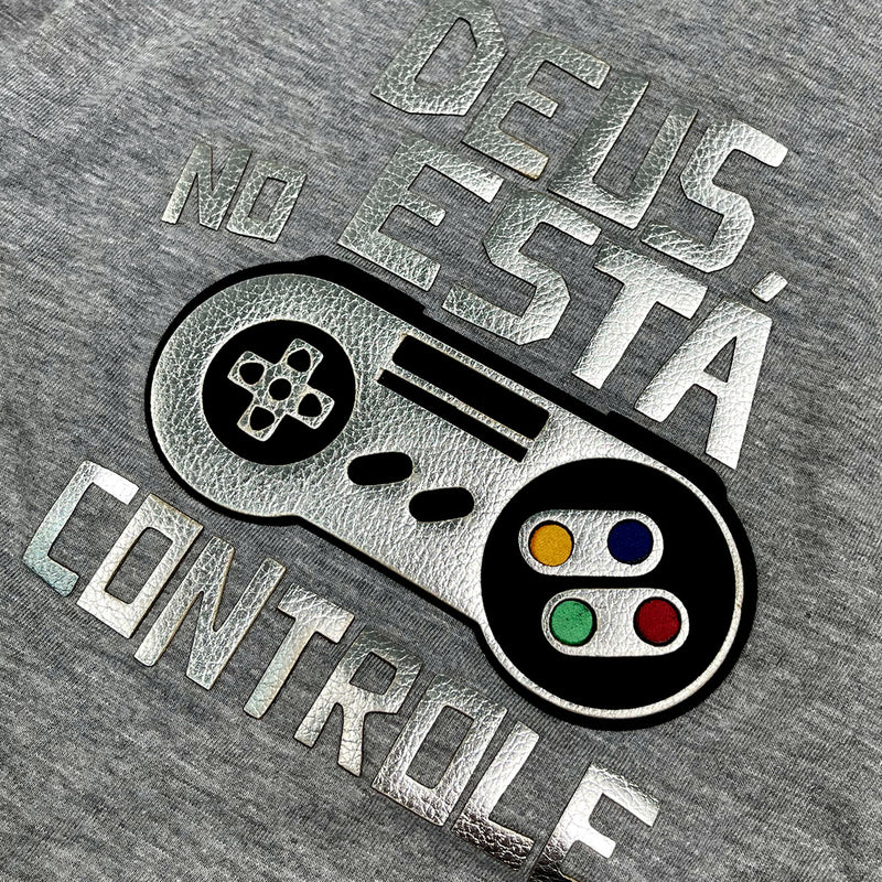 T-Shirt Infantil Cinza Deus Está No Controle