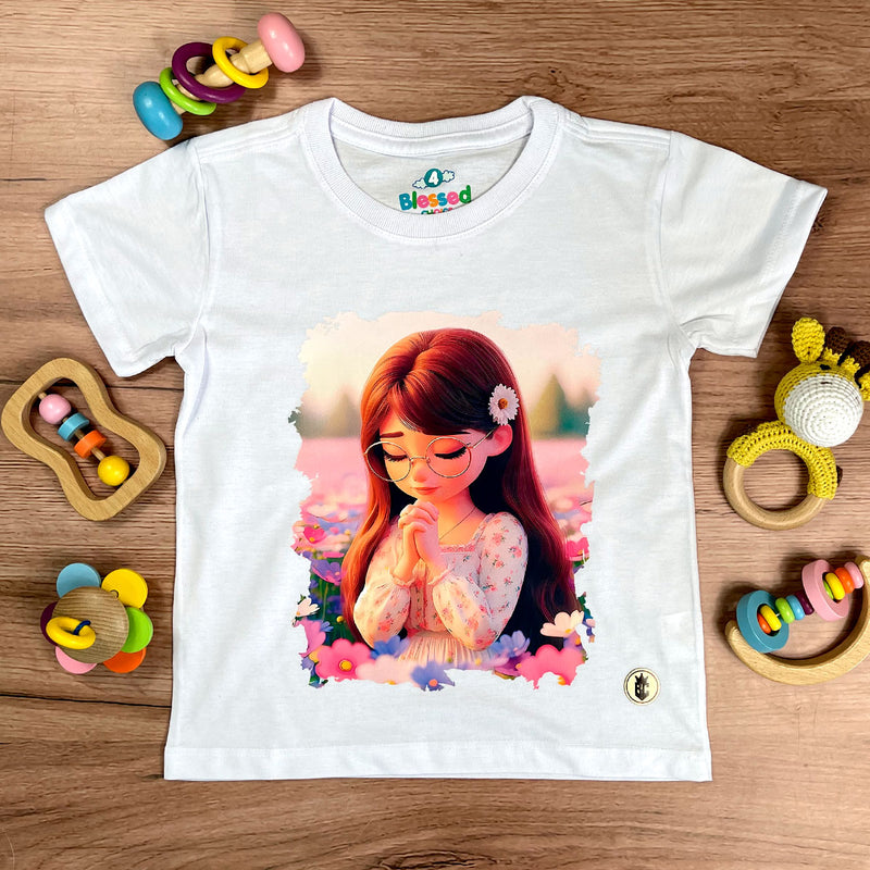 T-Shirt Infantil Branca Garota Flor Orando