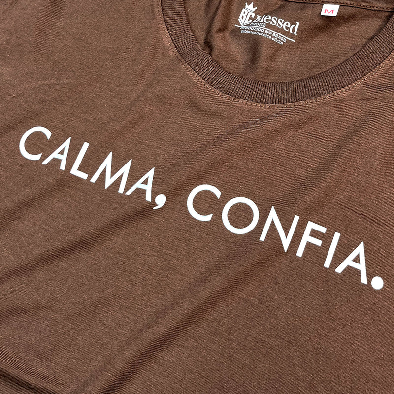 Camiseta Feminina Marrom Calma, Confia.