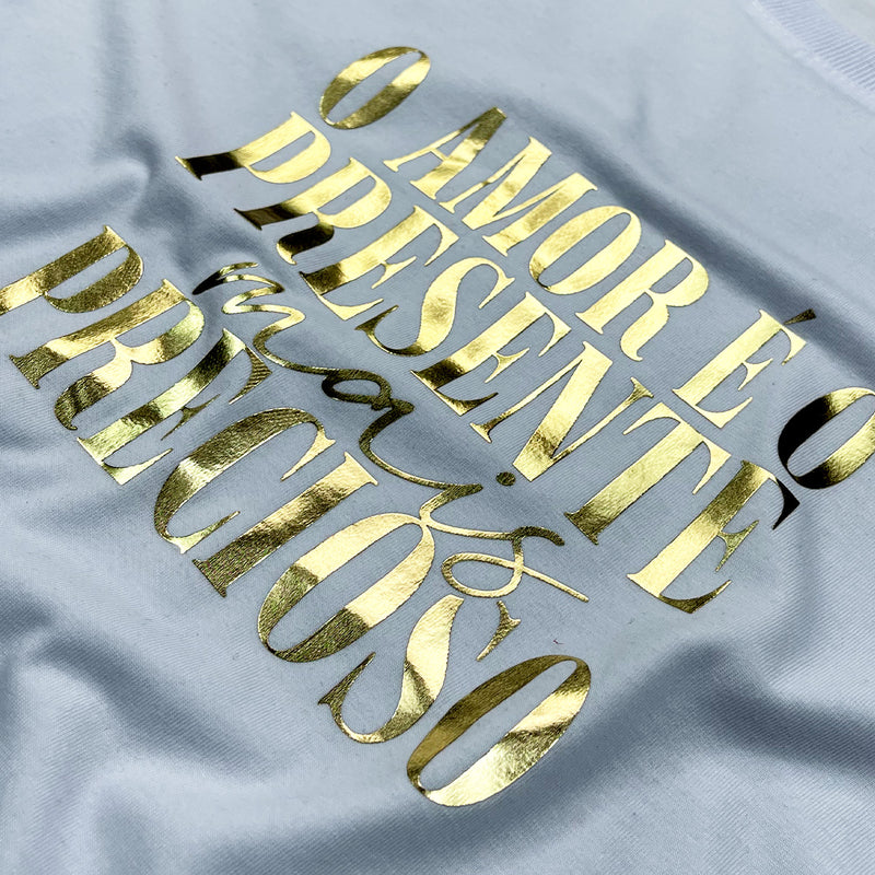 Camiseta Masculina Branca o Amor é o Presente Dourado