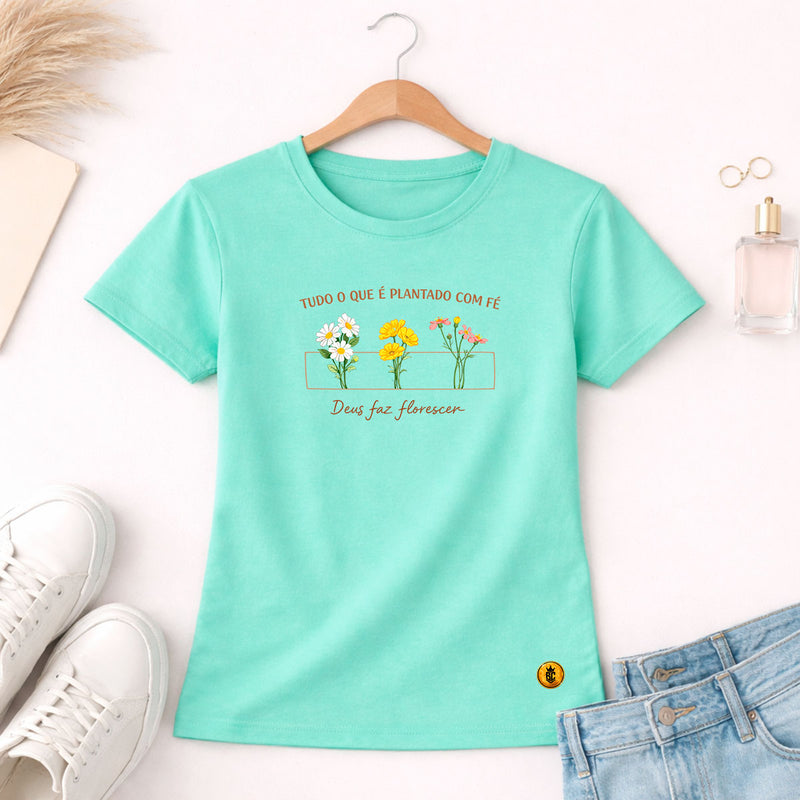 Camiseta Feminina Verde  Menta Deus faz Florescer