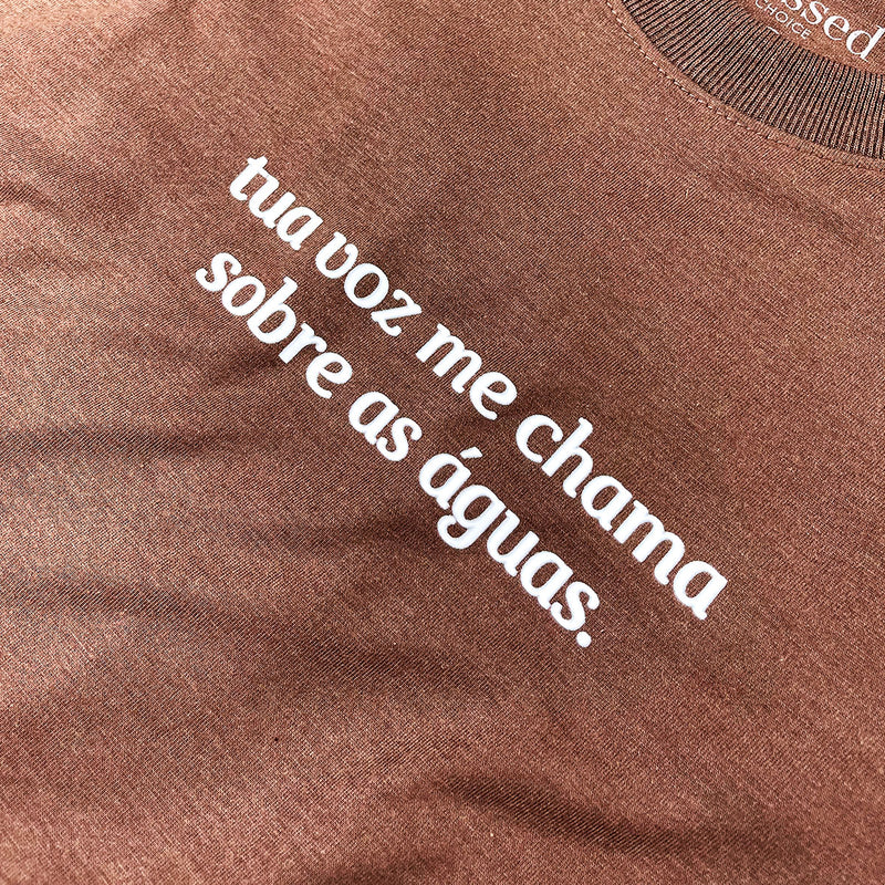 Camiseta Masculina Marrom Tua Voz Me Chama Sobre As Águas