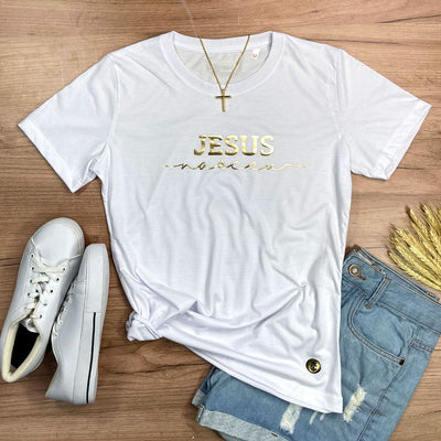 Camiseta Feminina Branca Jesus Nasceu Dourado