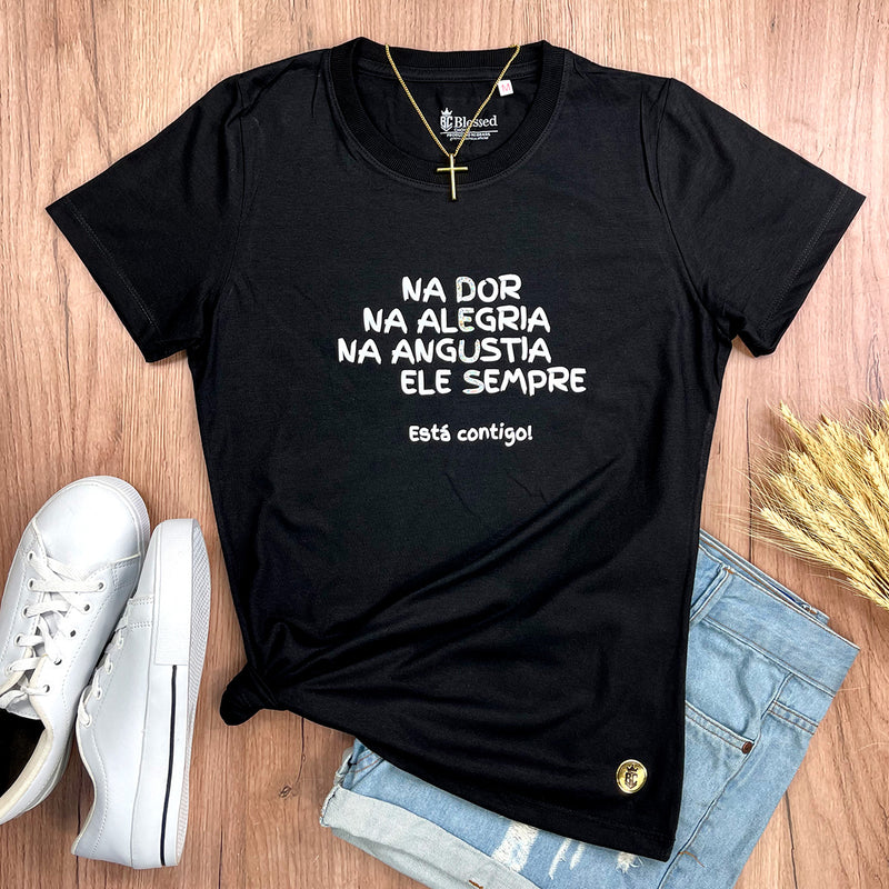 Camiseta Feminina Preta Na Dor Na Alegria Na Angustia Ele Sempre Está Contigo