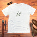 Camiseta Masculina Branca Fé Manuscrito Dourado
