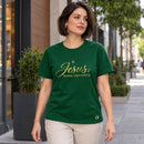 Camiseta Feminina Verde Jesus, nossa esperança — Ambientada 02