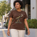 Camiseta Feminina Marrom Os céus declaram Sua glória — Ambientada 02