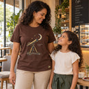 Camiseta Feminina Marrom Os céus declaram Sua glória — Ambientada 03