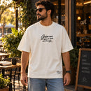 Camiseta Oversized Off White Guia-me Pra Que em Tudo em Ti Confie — Ambientada 01