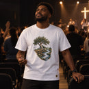 Camiseta Masculina Branca Plantado junto às águas — Ambientada 02