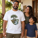 Camiseta Masculina Branca Plantado junto às águas — Ambientada 03